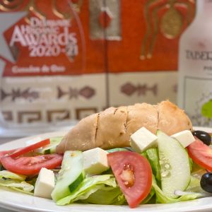 ensalada verde con pollo y queso