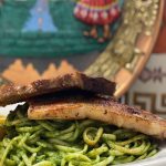 Chuletas con Tallarines Verdes